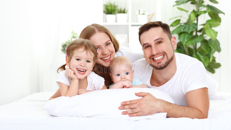 Casa Di Famiglia Felice A Letto Immagine Stock Immagine Di Bambini Mattina