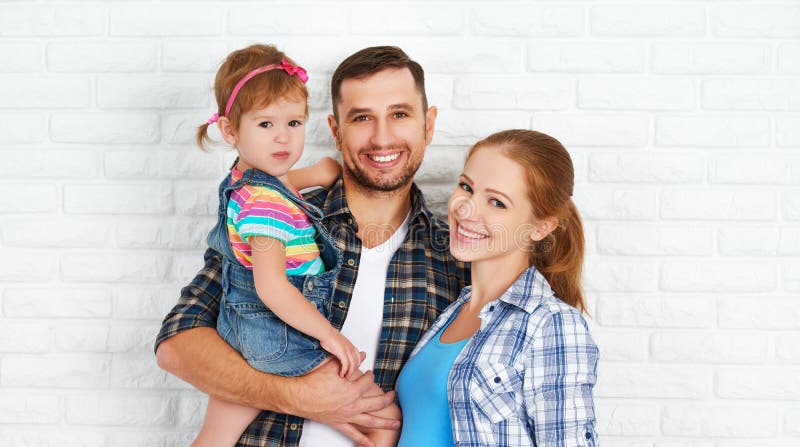 Casa Di Famiglia Felice Sul Fondo Del Muro Di Mattoni Fotografia Stock Immagine Di Amore Figlia