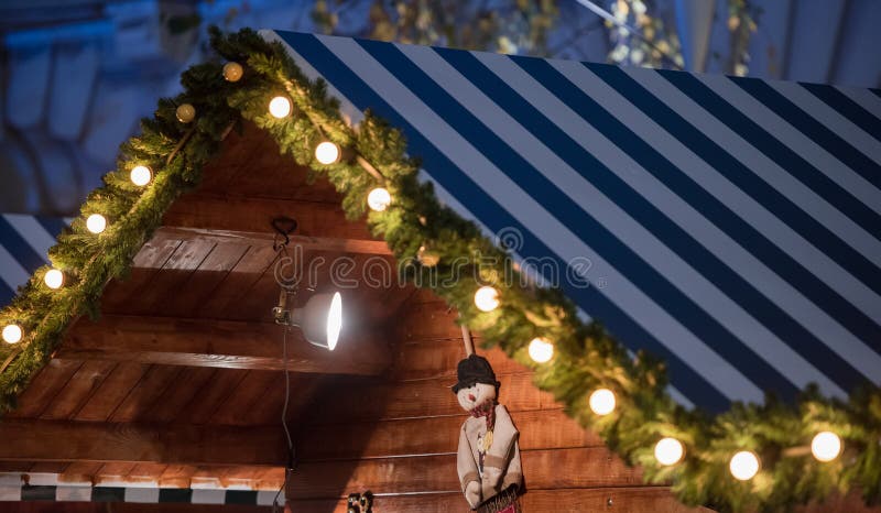 Casa di legno con la decorazione di Natale immagine stock libera da diritti Casa di legno con la decorazione di Natale immagine stock libera da diritti