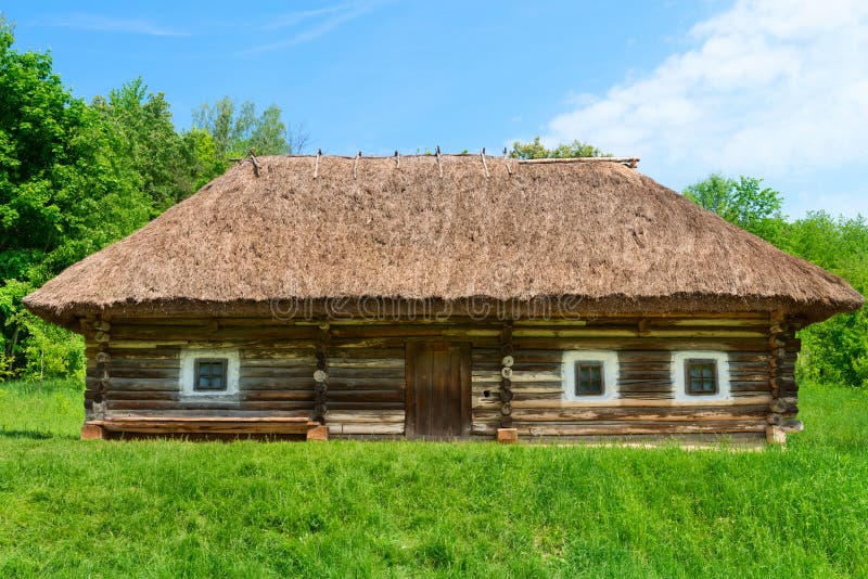 Casa di legno del villaggio tradizionale nell'area verde del paese immagini stock libere da diritti Casa di legno del villaggio tradizionale nell'area verde del paese immagini stock libere da diritti