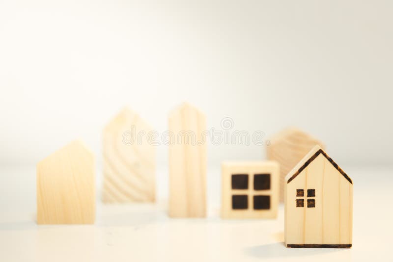 Casa di legno in miniatura su tavoli di legno Investimenti immobiliari e ipoteca immobiliare concetto di immobili finanziari immagini stock Casa di legno in miniatura su tavoli di legno Investimenti immobiliari e ipoteca immobiliare concetto di immobili finanziari immagini stock