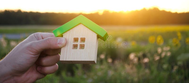 Casa di legno nelle mani nei precedenti di tramonto Concetto 6 del bene immobile Casa amichevole di Eco Simbolo di vita familiare fotografie stock Casa di legno nelle mani nei precedenti di tramonto Concetto 6 del bene immobile Casa amichevole di Eco Simbolo di vita familiare fotografie stock
