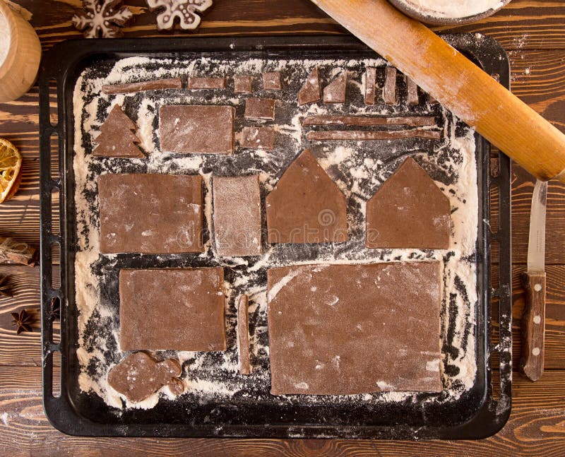 Casa di pan di zenzero della preparazione per la celebrazione del nuovo anno di Natale immagini stock Casa di pan di zenzero della preparazione per la celebrazione del nuovo anno di Natale immagini stock