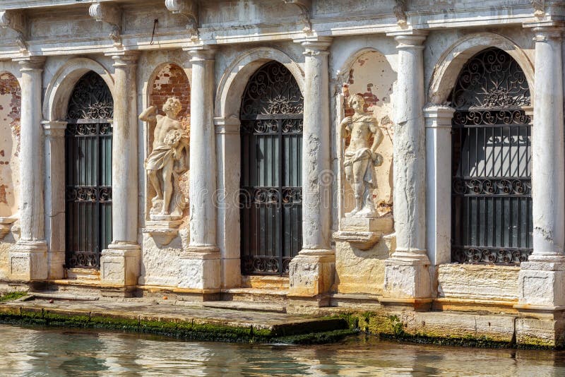 Casa di vintage, Venezia, Italia Faccia ordinata di vecchio edificio con porte e statue immagini stock Casa di vintage, Venezia, Italia Faccia ordinata di vecchio edificio con porte e statue immagini stock