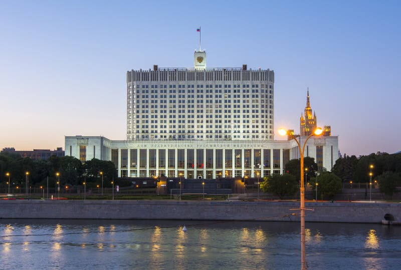 Casa do governo da casa branca no por do sol, Moscou da Federação Russa, Rússia fotografia de stock royalty free Casa do governo da casa branca no por do sol, Moscou da Federação Russa, Rússia fotografia de stock royalty free