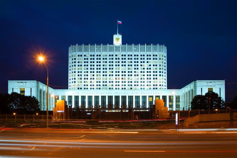 Casa do governo da Federação Russa da noite de setembro moscow imagem de stock Casa do governo da Federação Russa da noite de setembro moscow imagem de stock
