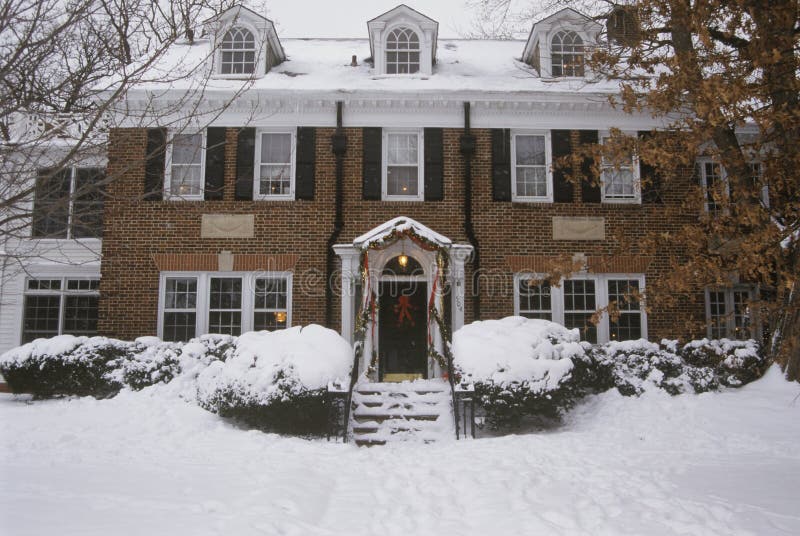 Casa a due piani tradizionale al Natale, St. Louis, Mo fotografia stock libera da diritti Casa a due piani tradizionale al Natale, St. Louis, Mo fotografia stock libera da diritti