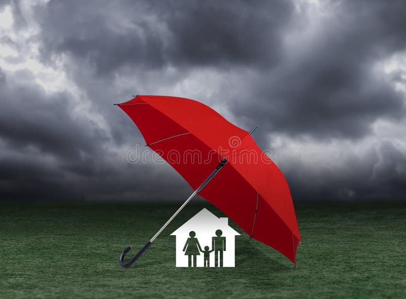 Casa e família vermelhas da coberta do guarda-chuva sob a chuva, seguro