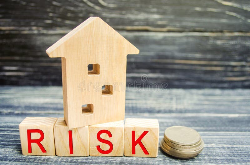 a casa e os cubos de madeira com o ` da palavra arriscam o ` O conceito do risco, perda de bens imobiliários Propriedade insuranc imagens de stock a casa e os cubos de madeira com o ` da palavra arriscam o ` O conceito do risco, perda de bens imobiliários Propriedade insuranc imagens de stock