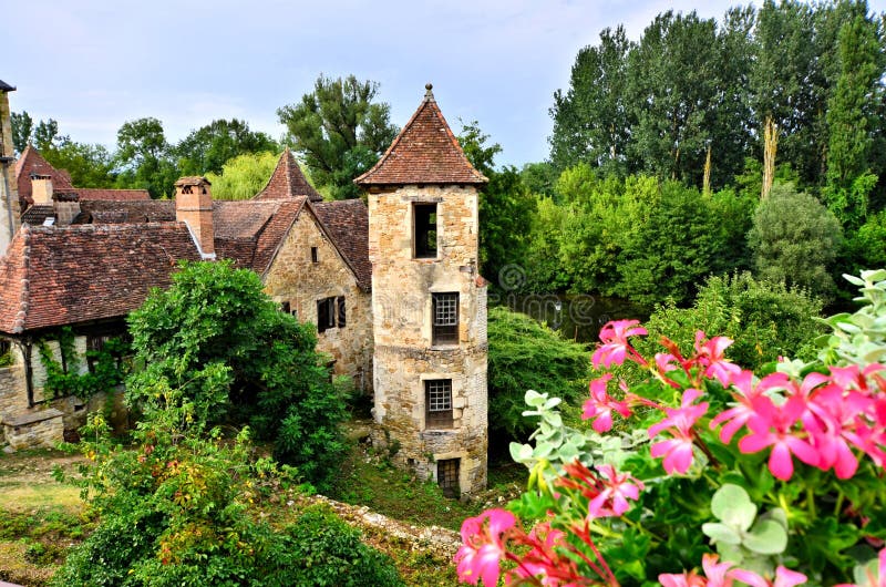 Casa e torre medievali con i fiori in Carennac, Francia immagini stock Casa e torre medievali con i fiori in Carennac, Francia immagini stock