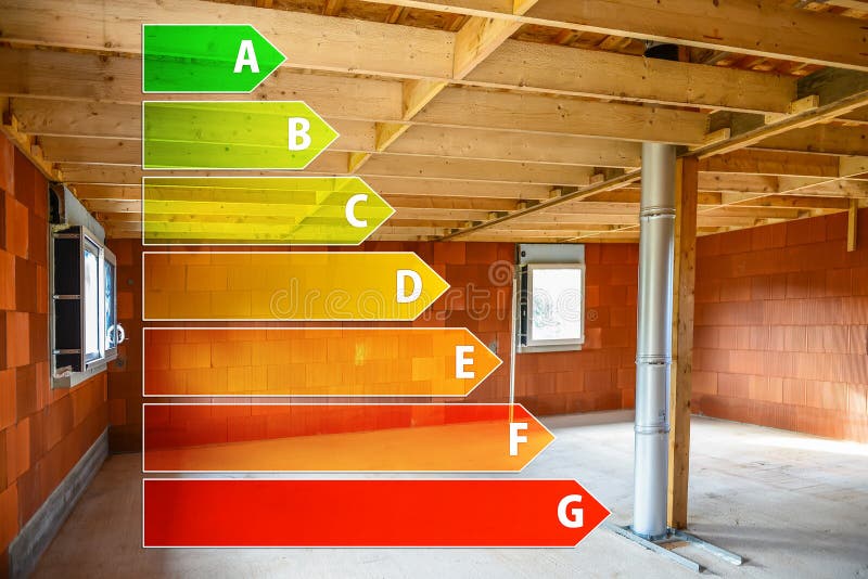 Casa ecológica real en la construcción con el grado del rendimiento energético foto de archivo libre de regalías Casa ecológica real en la construcción con el grado del rendimiento energético foto de archivo libre de regalías
