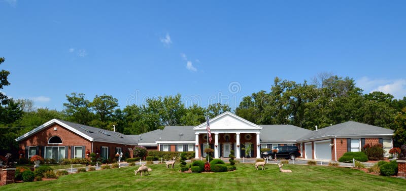 Casa em forma de u do rancho fotos de stock Casa em forma de u do rancho fotos de stock