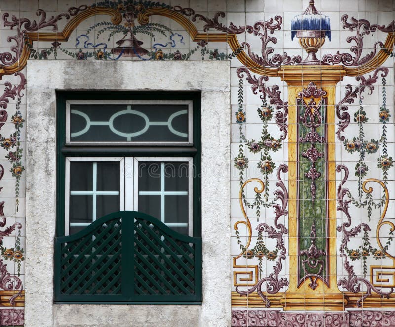 Azulejo Português Nas Escadas Da Catedral Foto de Stock - Imagem de  arquitetura, santo: 18767698