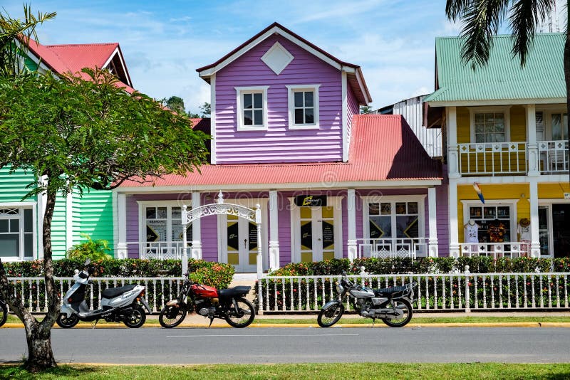 Casa en colores pastel púrpura hermosa en Samana fotos de archivo libres de regalías Casa en colores pastel púrpura hermosa en Samana fotos de archivo libres de regalías