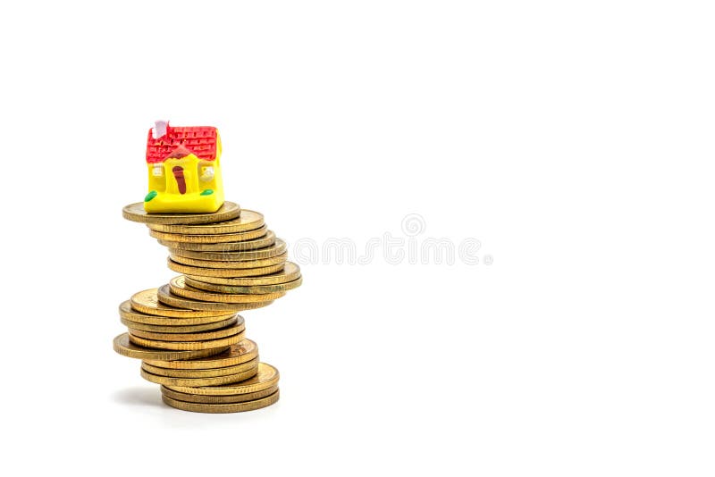 Casa en pila sobre fondo blanco Incertidumbre conceptual en el mercado inmobiliario fotografía de archivo libre de regalías