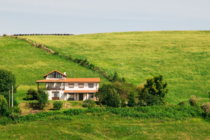 Casa en campo verde foto de archivo. Imagen de estado 14022750