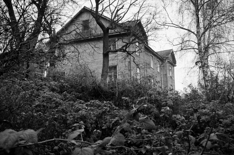 Casas Escuras Com Janelas Escuras E Uma Fachada De Desmoronamento Foto de  Stock - Imagem de escuro, alargamento: 152938242