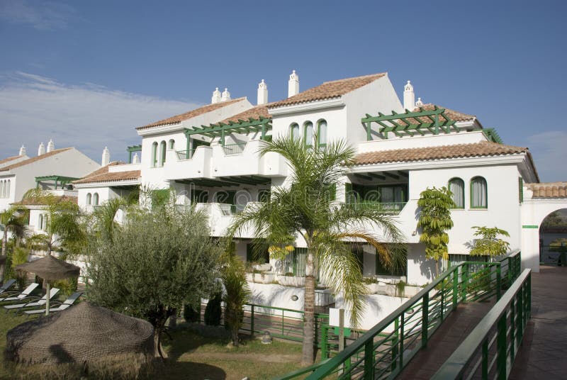 Casa española foto de archivo. Imagen de hotel, blanco 16358536