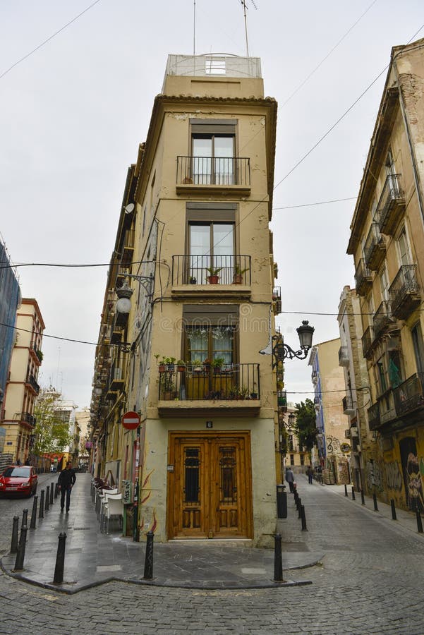 fachadas escuras de casas na rua estreita em roma 12256485 Foto de stock no  Vecteezy