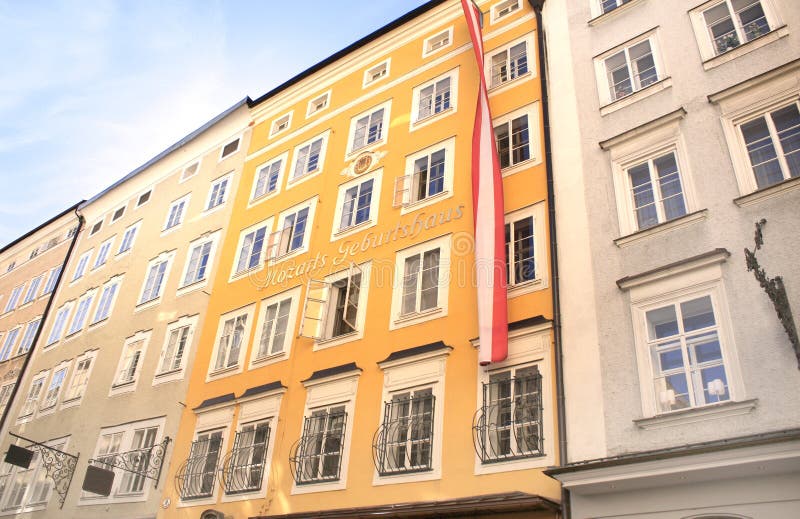 Casa famosa donde estuvo nacido Mozart, Salzburg fotos de archivo libres de regalías Casa famosa donde estuvo nacido Mozart, Salzburg fotos de archivo libres de regalías