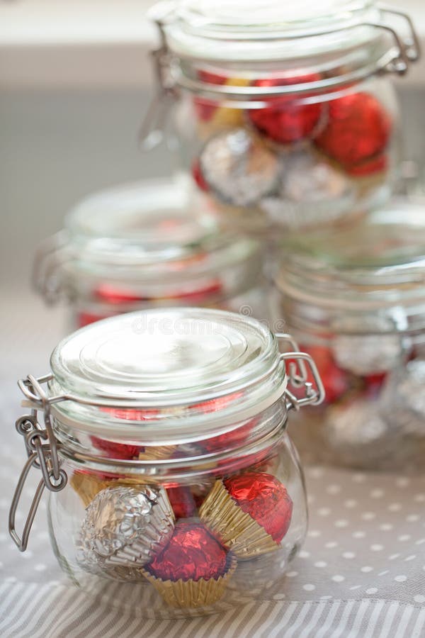 Pralines caseiras em frasco imagem de stock
