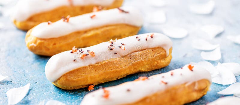 A casa fez eclairs do bolo Eclairs tradicionais, profitroles clássico, eclairs franceses fotos de stock royalty free A casa fez eclairs do bolo Eclairs tradicionais, profitroles clássico, eclairs franceses fotos de stock royalty free