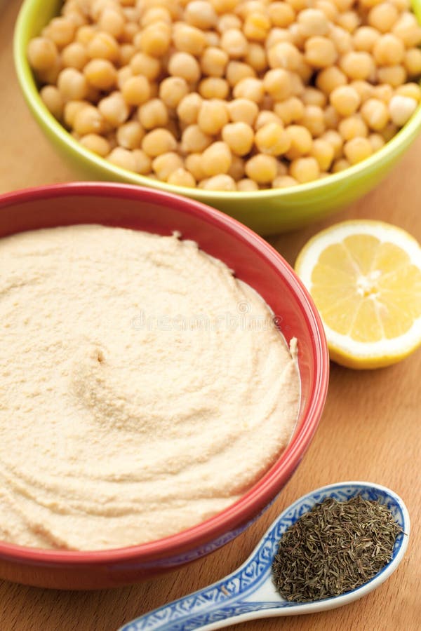 A casa fez o hummus foto de stock