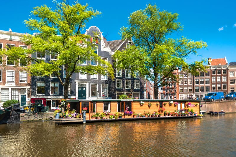 Casa galleggiante sul canale di Amsterdam fotografia stock libera da diritti Casa galleggiante sul canale di Amsterdam fotografia stock libera da diritti