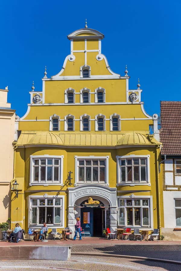 Casa gialla variopinta al quadrato del mercato di Wismar fotografie stock libere da diritti Casa gialla variopinta al quadrato del mercato di Wismar fotografie stock libere da diritti
