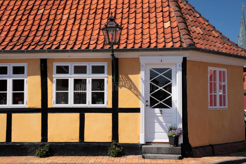 Casa a graticcio gialla in Roenne su Bornholm immagini stock libere da diritti Casa a graticcio gialla in Roenne su Bornholm immagini stock libere da diritti