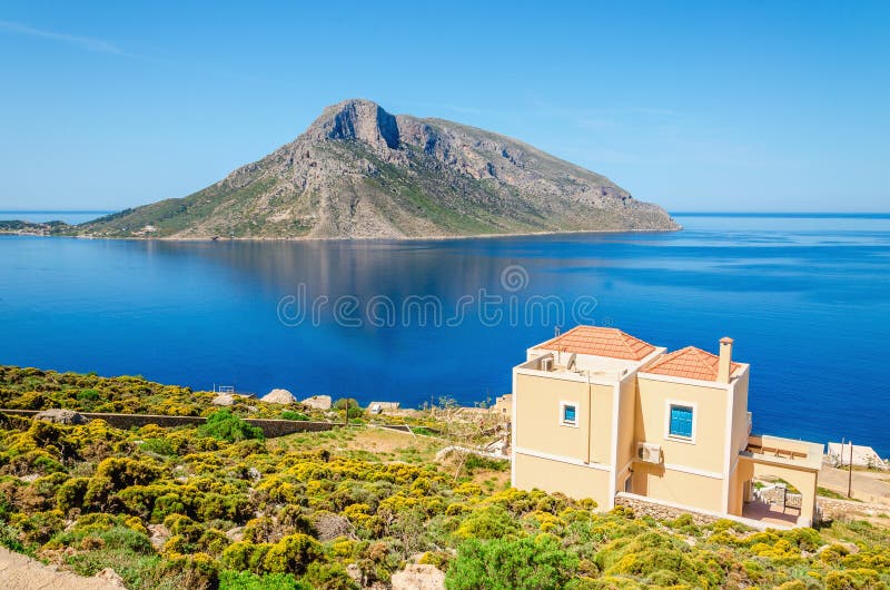 Casa greca tipica nella località di soggiorno pacifica, Grecia fotografie stock libere da diritti Casa greca tipica nella località di soggiorno pacifica, Grecia fotografie stock libere da diritti