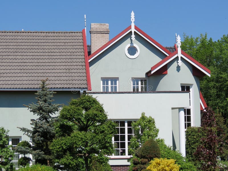 Casa Gris Exterior Con La Cubierta Imagen de archivo - Imagen de
