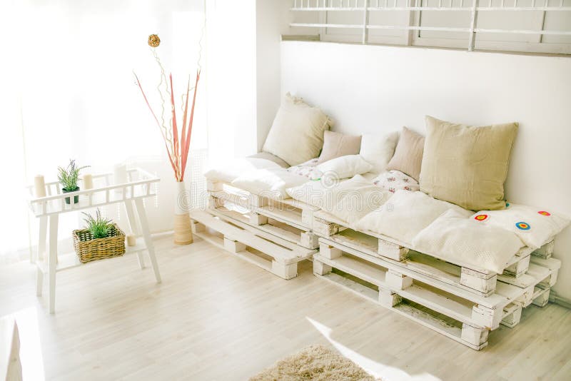 Casa interna del pallet dietro fotografia stock Casa interna del pallet dietro fotografia stock