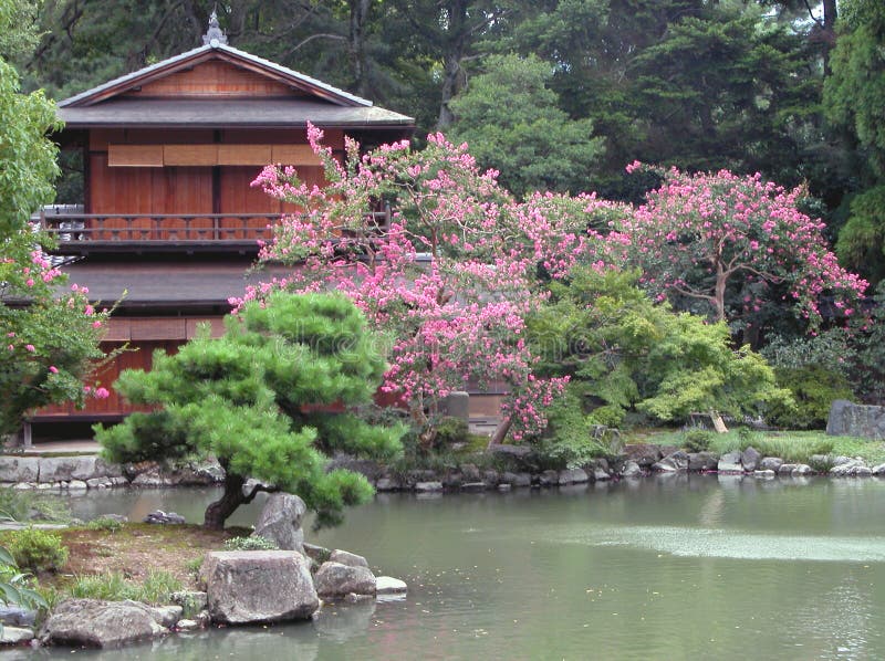 Casa japonesa e seu jardim imagem de stock Casa japonesa e seu jardim imagem de stock