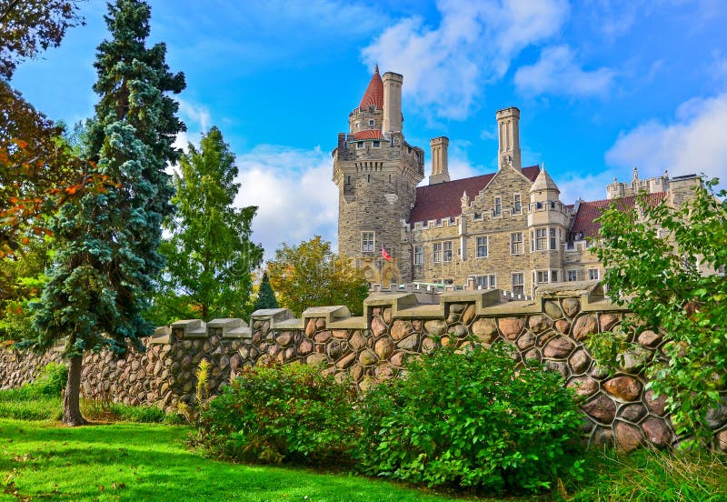 Casa Loma i Toronto i höst arkivfoto Casa Loma i Toronto i höst arkivfoto