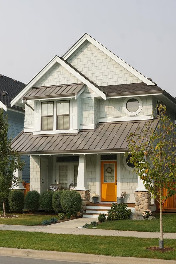 Casa casa casa luminosa puerta naranja exterior altura delantera rockwork detalles del techo