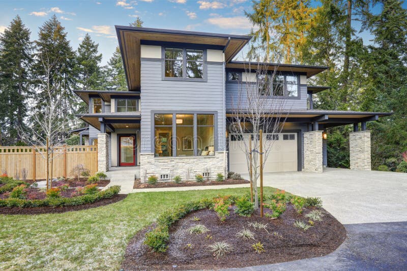 Casa luxuoso da construção nova em Bellevue, WA foto de stock Casa luxuoso da construção nova em Bellevue, WA foto de stock