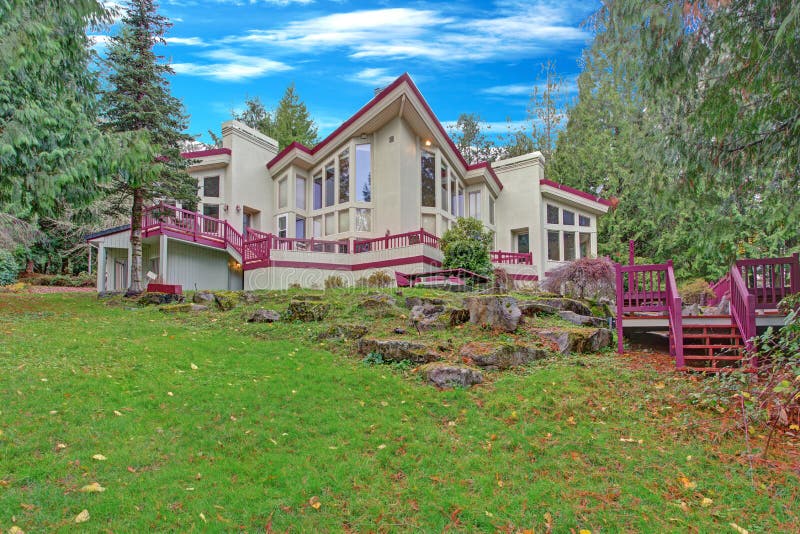 Exterior de luxo com grandes janelas fotos de stock royalty free