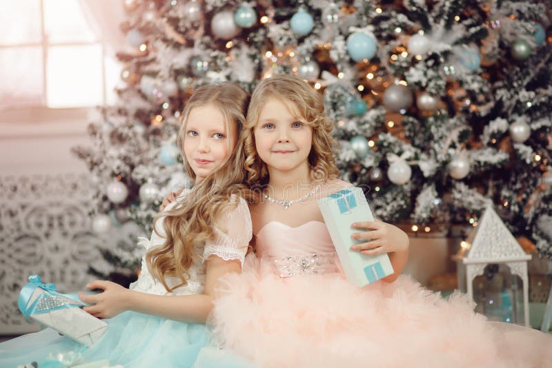 Casa magica aperta del regalo della sorella felice dei bambini vicino all'albero in vestito Buon Natale immagine stock libera da diritti