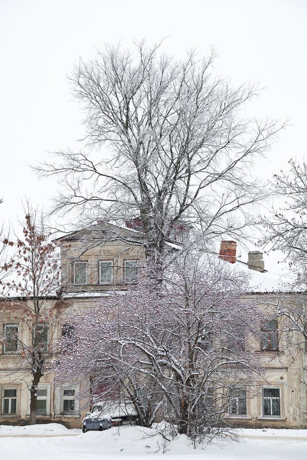 Casa mercantil vieja en el invierno, el paisaje urbano de la ciudad de Rostov Veliky imagen de archivo libre de regalías Casa mercantil vieja en el invierno, el paisaje urbano de la ciudad de Rostov Veliky imagen de archivo libre de regalías