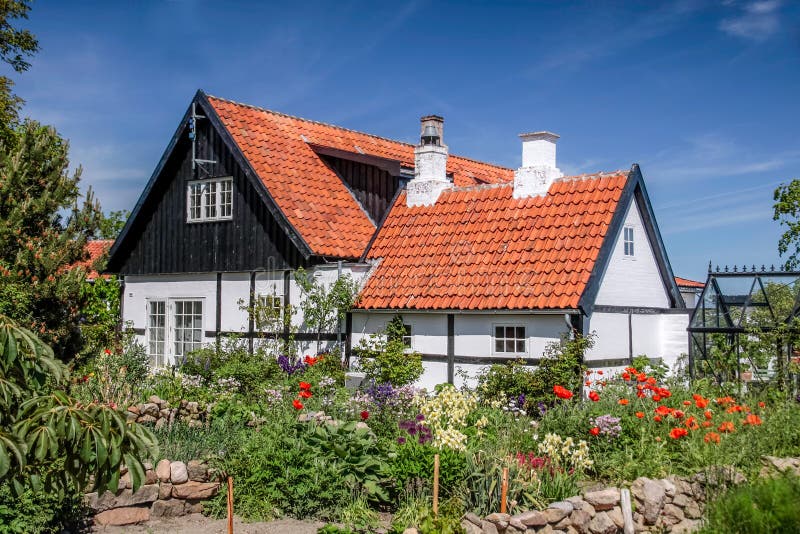 Casa pitoresca de enxaimel em Bornholm imagem de stock