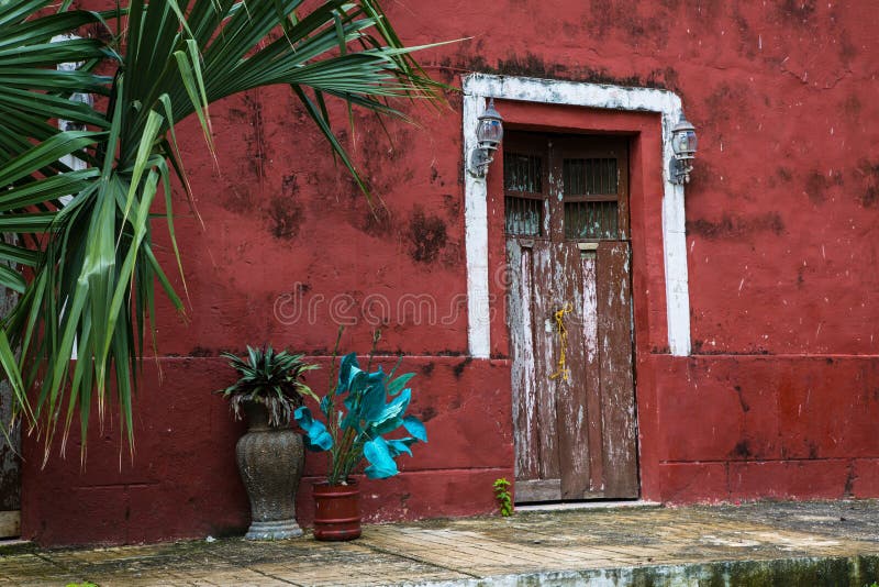 Frente De Una Casa Mexicana Vieja - Puerta Colonial Del Estilo Foto de