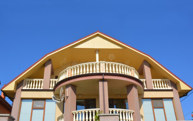 Casa moderna de lujo con la opinión hermosa del balcón del ático sobre la playa del mar fotografía de archivo libre de regalías Casa moderna de lujo con la opinión hermosa del balcón del ático sobre la playa del mar fotografía de archivo libre de regalías