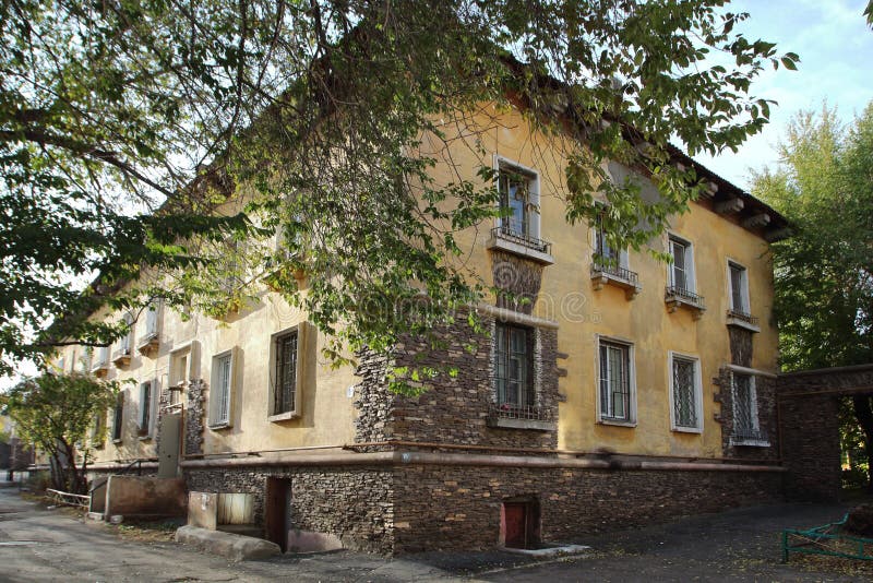 Casa na rua de Mendeleev na cidade de Magnitogorsk, Rússia imagem de stock Casa na rua de Mendeleev na cidade de Magnitogorsk, Rússia imagem de stock