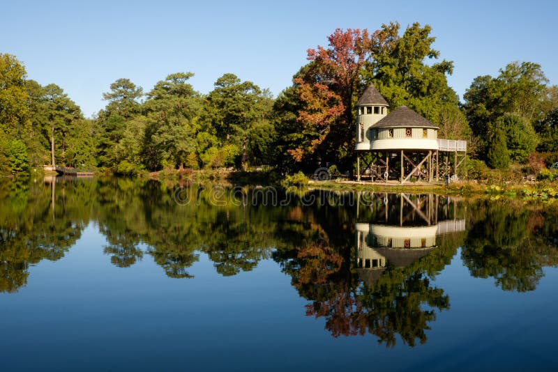 Casa na árvore no lago imagem de stock Casa na árvore no lago imagem de stock