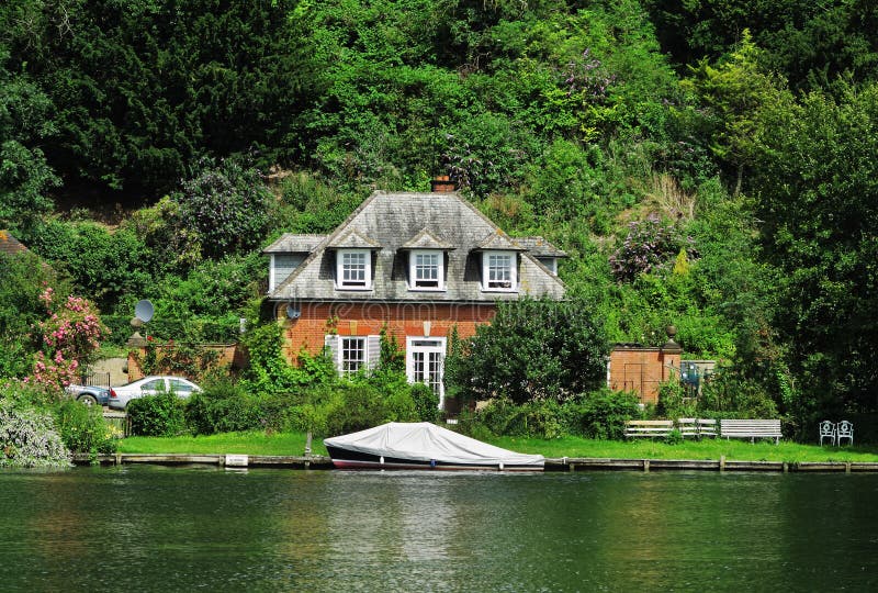 Casa no rio Tamisa em Inglaterra fotos de stock