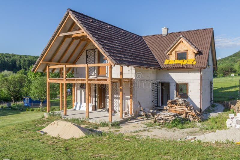 Casa non finita della famiglia in costruzione immagini stock libere da diritti Casa non finita della famiglia in costruzione immagini stock libere da diritti