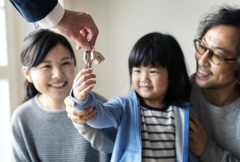 Casa nova da compra asiática da família fotografia de stock Casa nova da compra asiática da família fotografia de stock