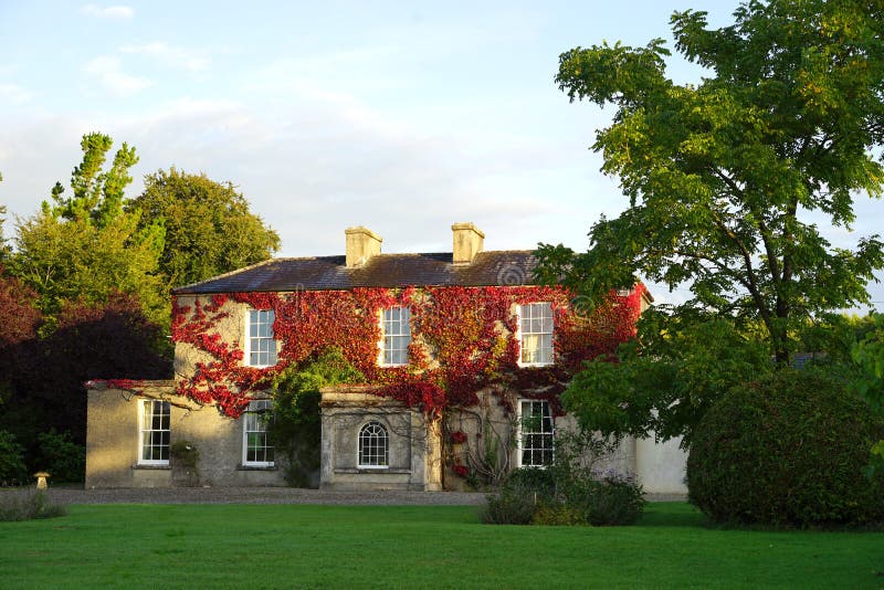 Casa padronale irlandese adorabile con colore naturale di caduta immagini stock libere da diritti Casa padronale irlandese adorabile con colore naturale di caduta immagini stock libere da diritti
