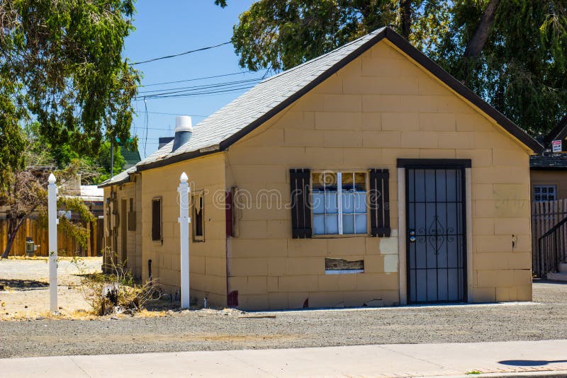Casa pequena abandonada imagens de stock royalty free
